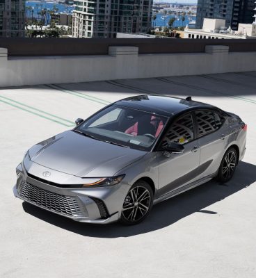 Ngoại thất Camry Luxury mang thiết kế trẻ trung, thể thao nhưng vẫn đầy quyền uy.