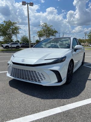 Sở hữu Camry Premium HEV với mức giá lăn bánh cực kỳ hấp dẫn tại Pháp Vân Toyota.