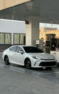 Ngoại thất Camry Premium HEV sắc sảo, trẻ trung và bề thế không kém cạnh bản Luxury.