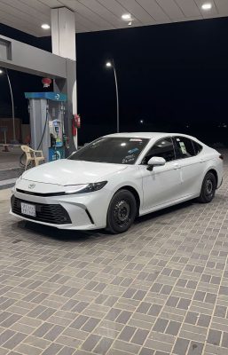 Cụm đèn pha Bi-LED hiện đại vuốt nhọn mang lại diện mạo đầy quyền uy.
