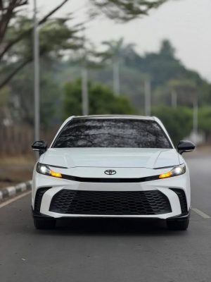Động cơ Hybrid lai xăng điện mang lại khả năng vận hành êm ái và siêu tiết kiệm nhiên liệu.