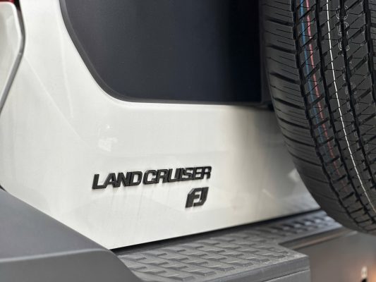 Đuôi xe Land Cruiser FJ 2026